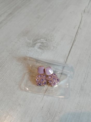Très jolie paire de boucles d'oreilles dorées et mauves neuves