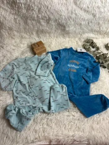 Lot de 2 pyjamas velours mots d’enfants taille 12 mois