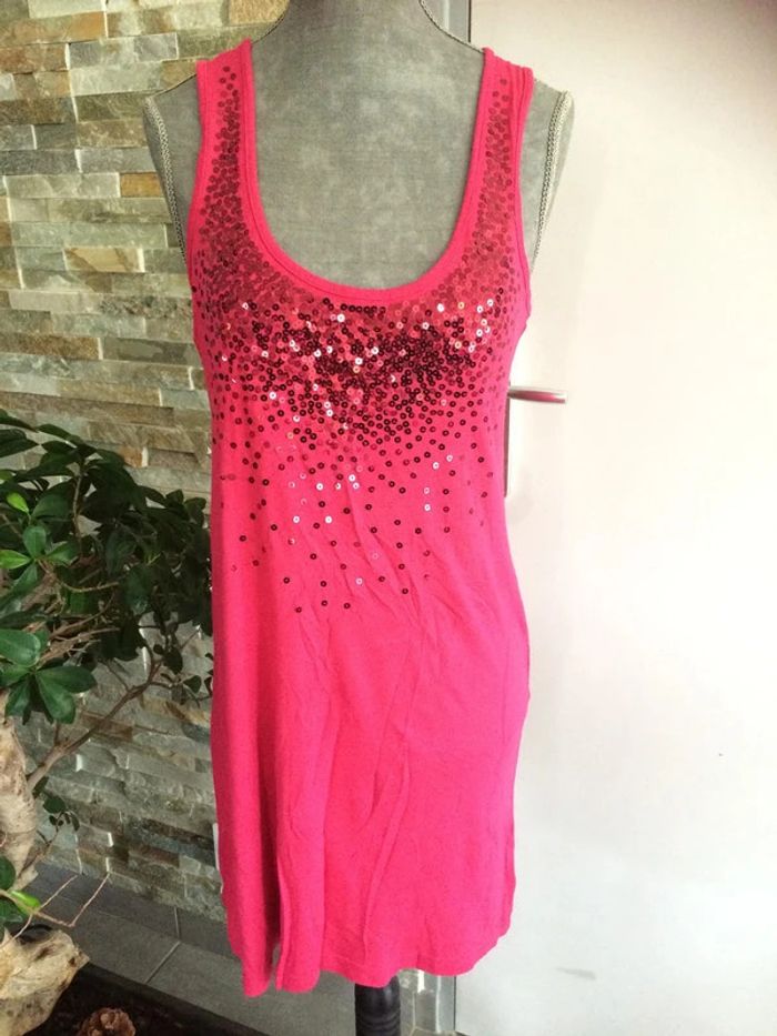 Robe rose avec sequins
