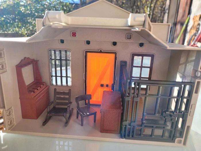 Playmobil 4398 Coffret de CowBoy Transportable , 2 en 1, sherif et banque - photo numéro 8