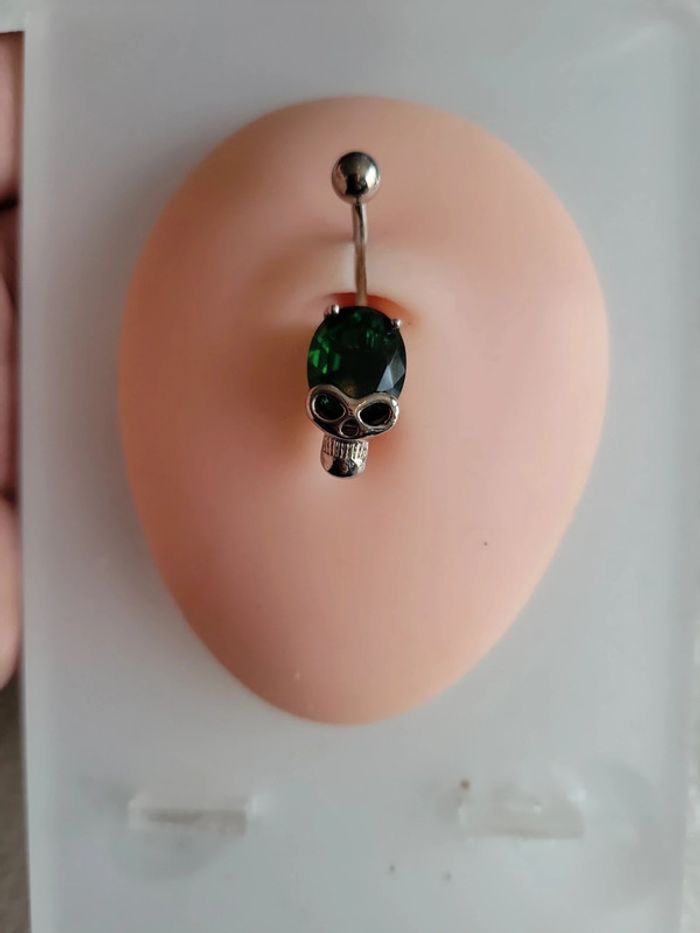 Piercing tête de mort - photo numéro 3