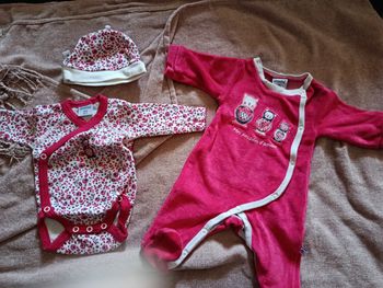 Ensemble pyjama, bonnet et bodie.