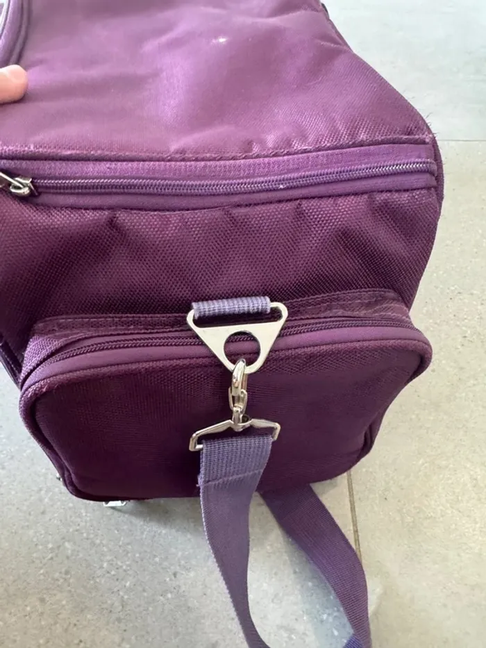 Sac à bandoulière violet, il y a quelques traces 42x24x24cm - photo numéro 4