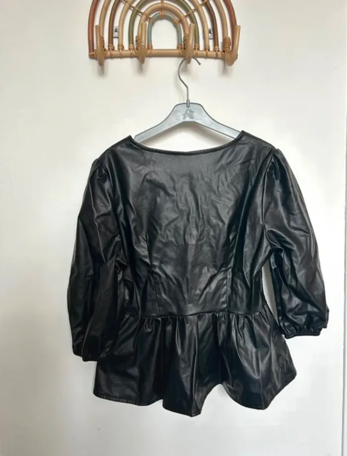 Blouse noire faux cuir Shein taille XS - photo numéro 2
