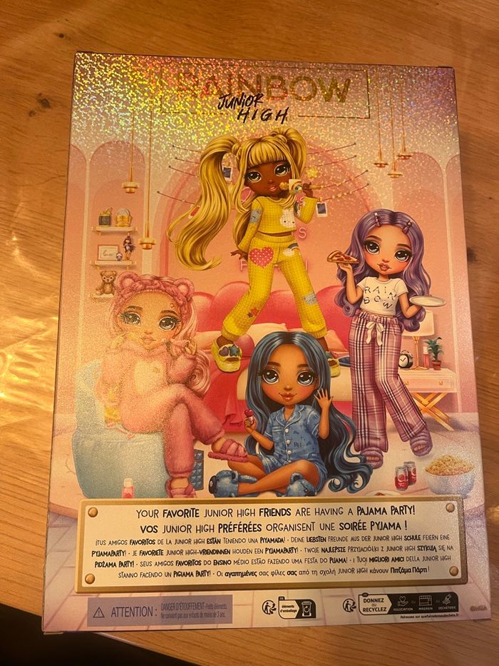 Poupée Violet Rainbow Junior High pyjama party - photo numéro 2