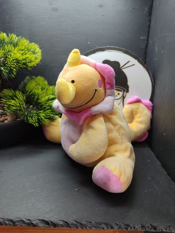 Doudou dinosaure tricératops rhinocéros peluche jaune rose pedro Ancien Boule