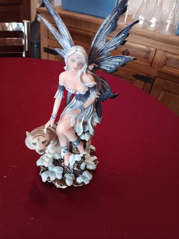 Fée des neiges avec tigre blanc