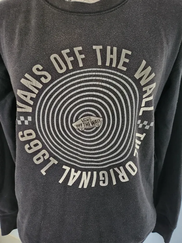 Très Joli Pull noir de marque Vans et de taille 36 - photo numéro 2