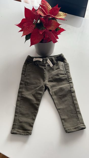 Jeans neuf kaki taille 6 mois