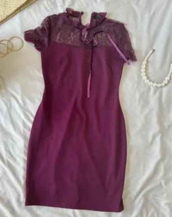 Robe violet bordeaux avec de la dentelle taille M