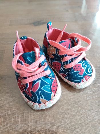 Petites chaussures espadrilles bébé