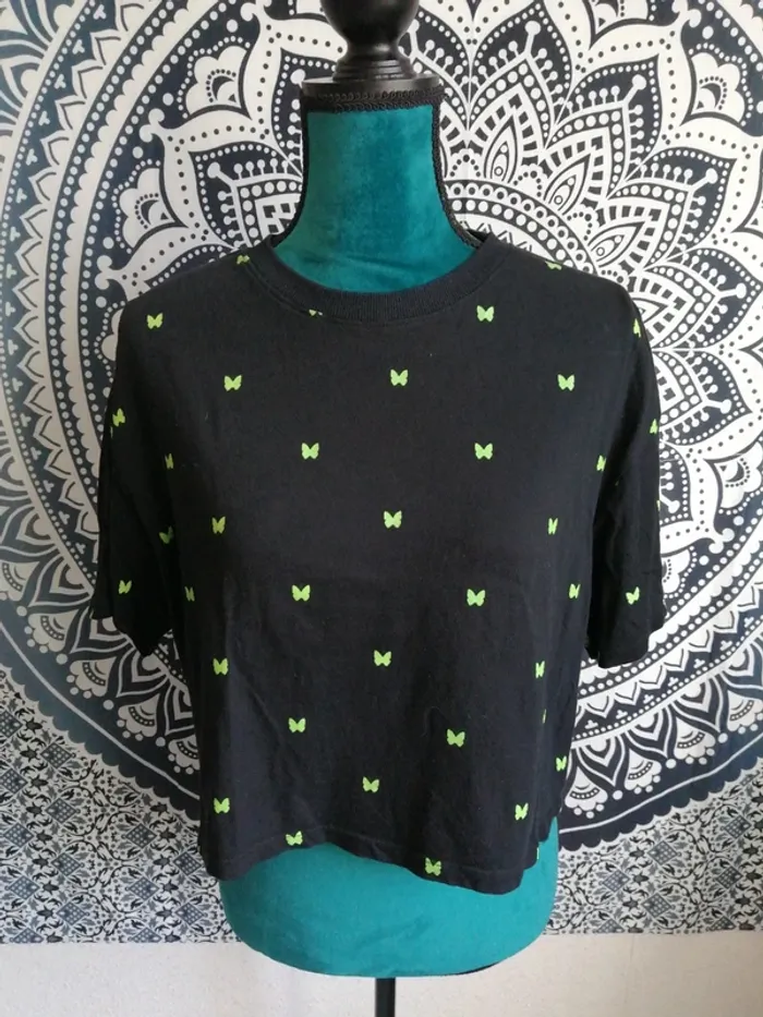 Tee-shirt noir crop top avec motifs papillons verts fluo / jennyfer / (M) - photo numéro 2