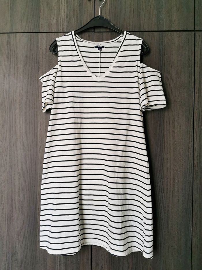 Robe marine avec épaules dénudées
