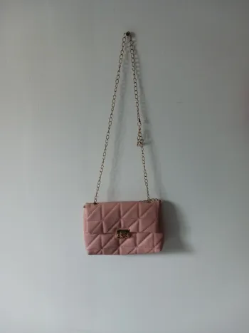 Sac carré matelassé à rabat chaîne rose bonbon