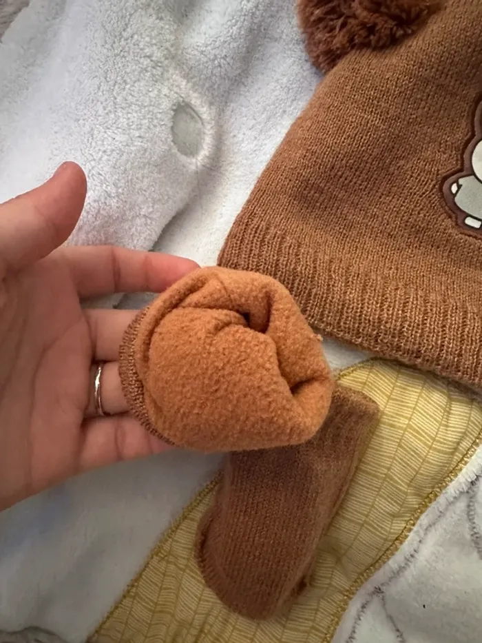 Ensemble bonnet et gant bébé avec motif lapin - photo numéro 5