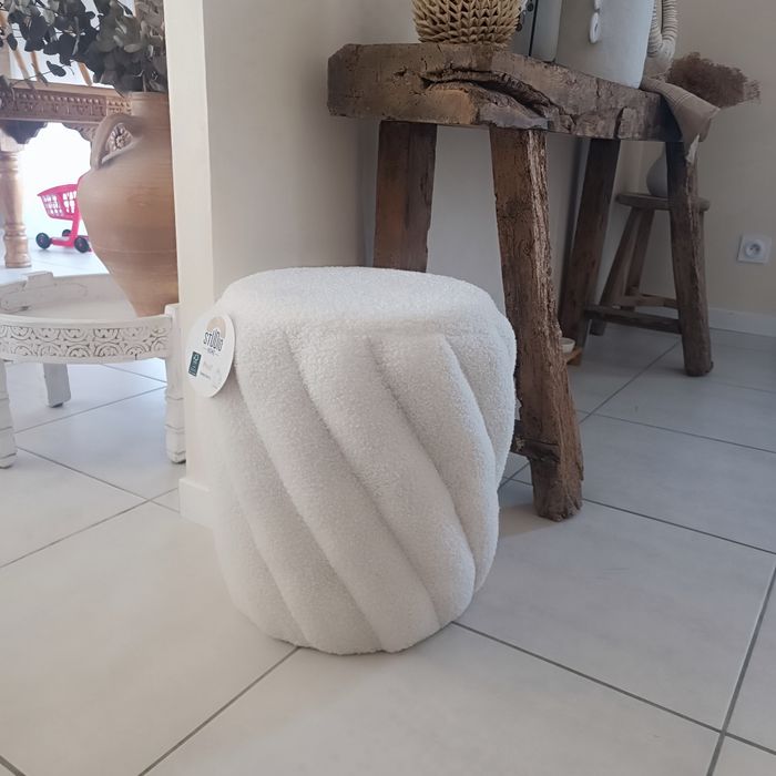 Pouf décoratif effet laine bouclée design torsadé