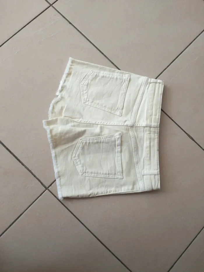 Short jaune pale - photo numéro 4