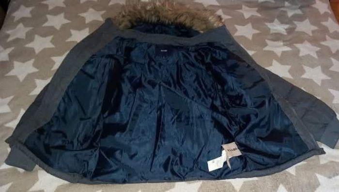 Blouson kiabi 12 ans Gris/bleu marine 
Tres bon état car très peu mis - photo numéro 6