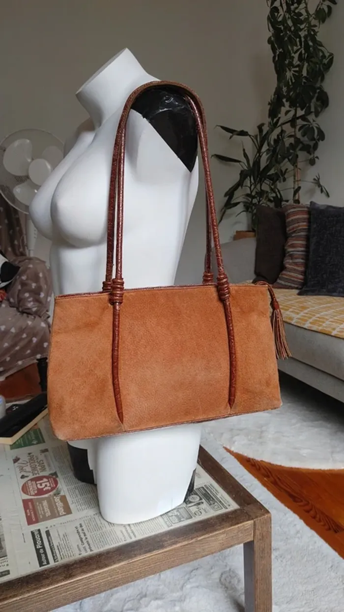 Sac vintage en daim et cuir porté épaule