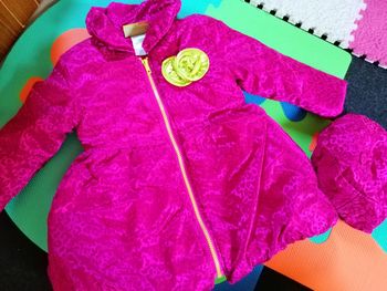 Manteau rose avec béret