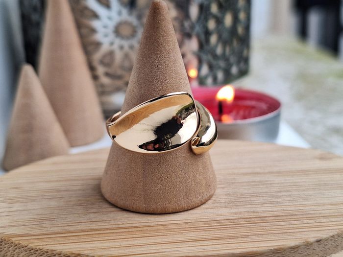 Bague Ouverte en acier inoxydable femme avec Design Elégant. Bague ajustable . Minimaliste et chic - photo numéro 2