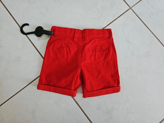 Short garçon chino rouge 2/3 ans neuf VIN - photo numéro 4