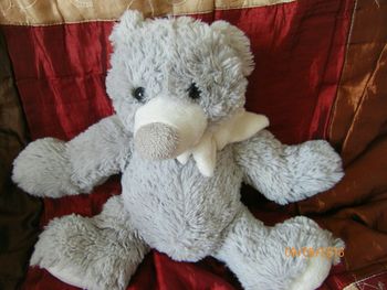 Ours en peluche gris avec écharpe blanche TBE