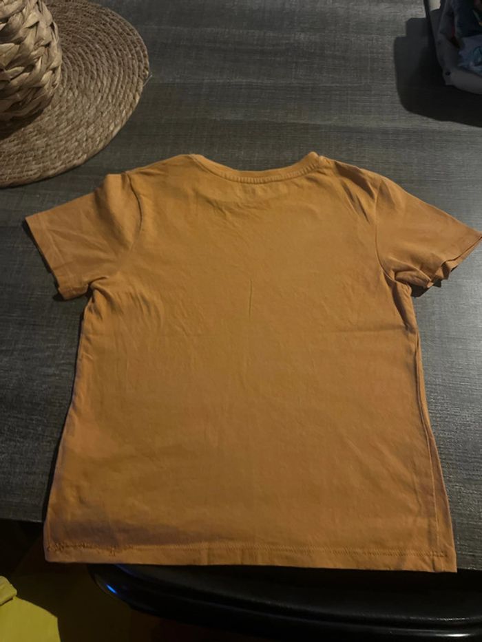 T-shirt orchestra, taille huit ans, couleur moutarde, bon état général - photo numéro 2