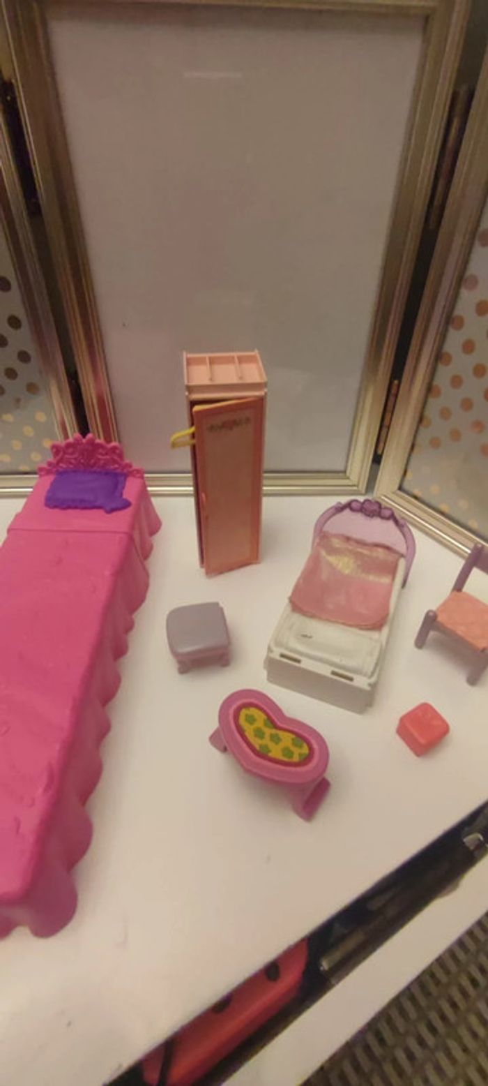 Ensemble petit lit + armoire certains articles barbie