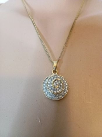 Pendentif en spirale strass avec chaine