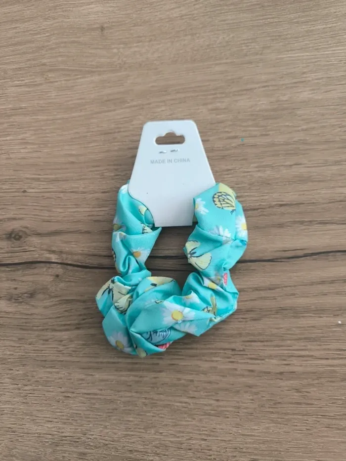 Chouchou bleu clair avec papillons