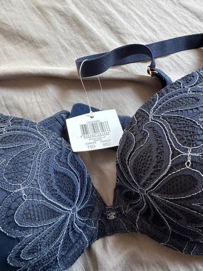 Soutien-gorge rouge gorge - photo numéro 2