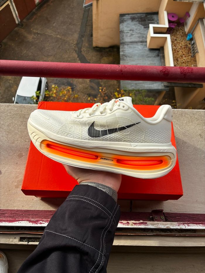 Nike Vomero Premium Sail/Coconut Milk/Total Orange/Black - Taille 42 - Neuves