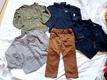 Lot de vêtements taille 24 mois