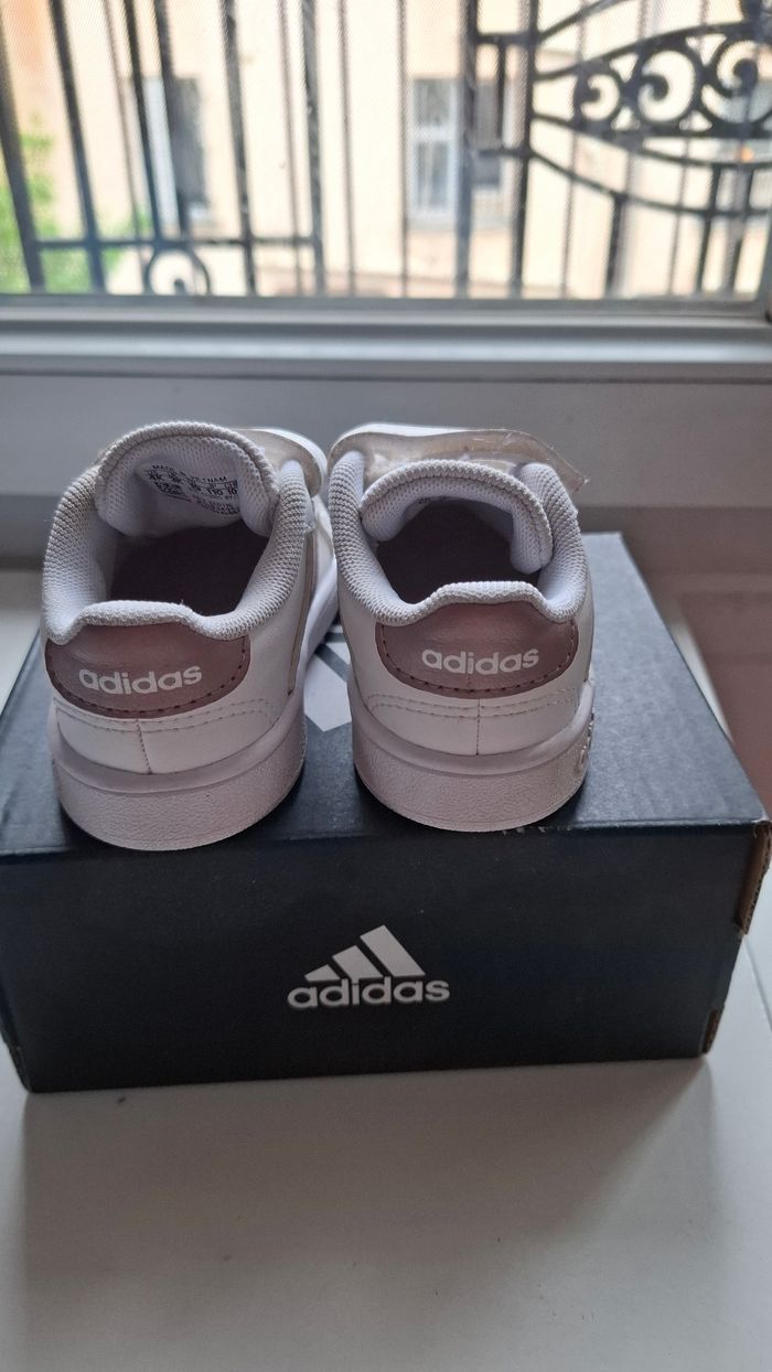 Basket adidas taille 19 - photo numéro 2