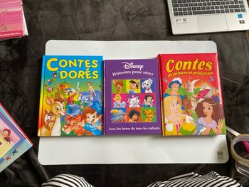 lot de trois gros livres de contes pour enfants