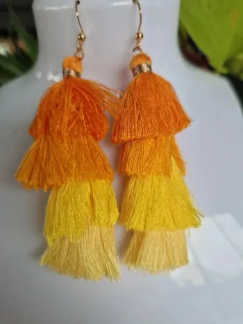 Boucles d'oreilles fantaisies pompon fils jaunes et orange