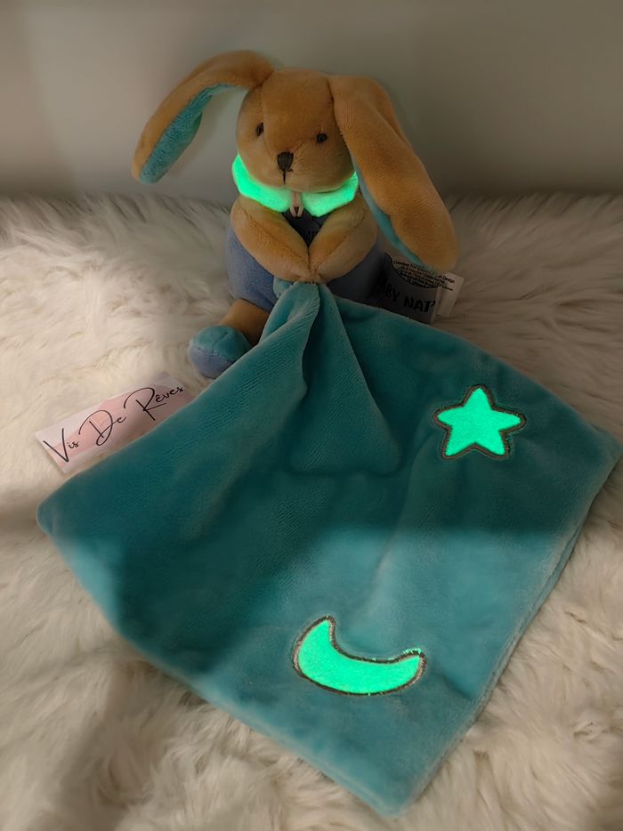 Doudou pantin Lapin Luminescent avec son mouchoir bleu beige blanc Baby Nat BN0137 - photo numéro 5