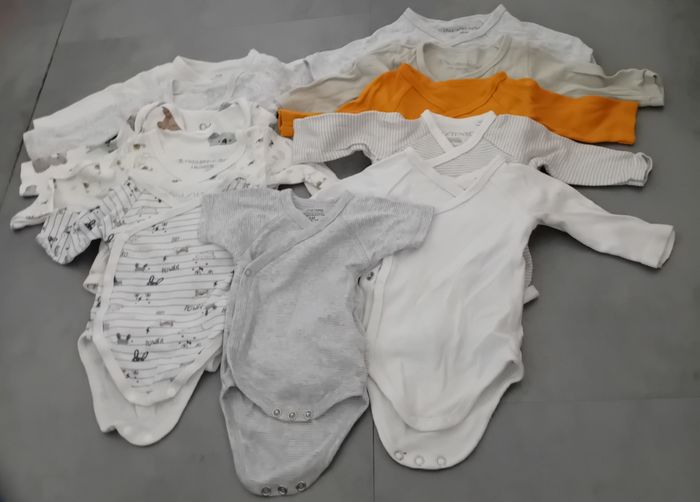 Lot Vêtements en taille 0 et 1 mois - photo numéro 3