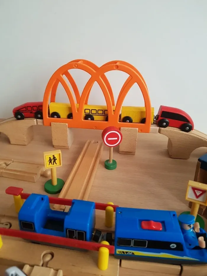 Train en bois Brio, pont orange ikea et rails - photo numéro 2