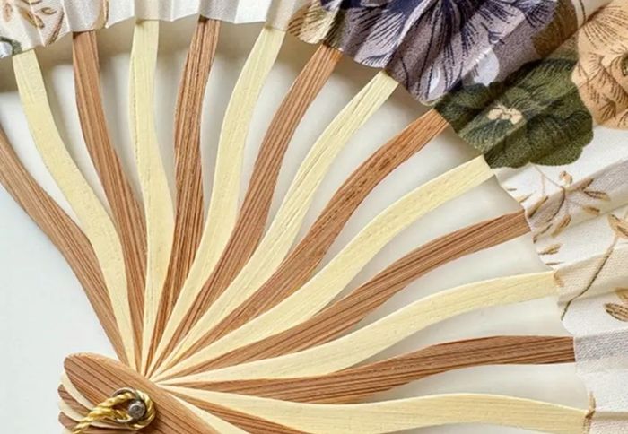 Eventail fleurs champêtres et son étui - photo numéro 2