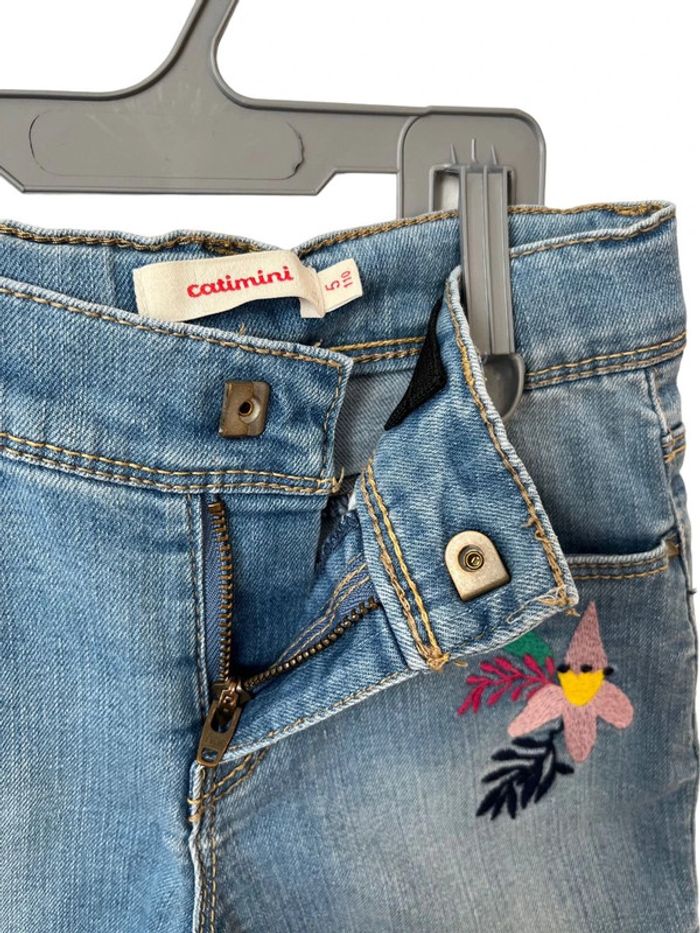 Short en jean bleu denim, fleur brodée - Catimini 5 ans (110cm) - photo numéro 2
