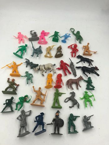 Lot de 36 figurines Soldats divers