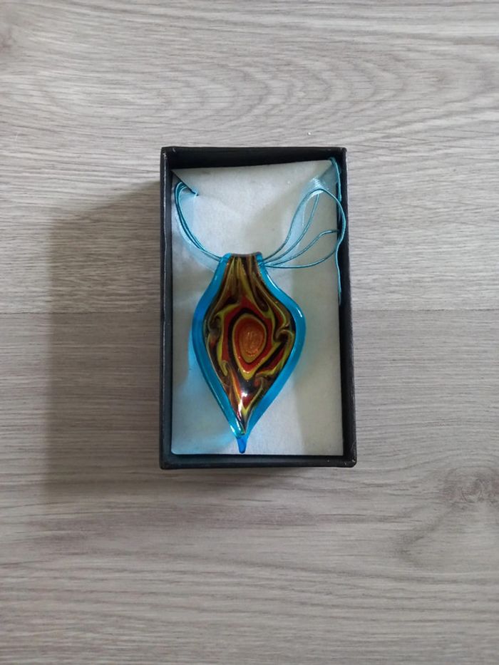 Collier pendentif en verre