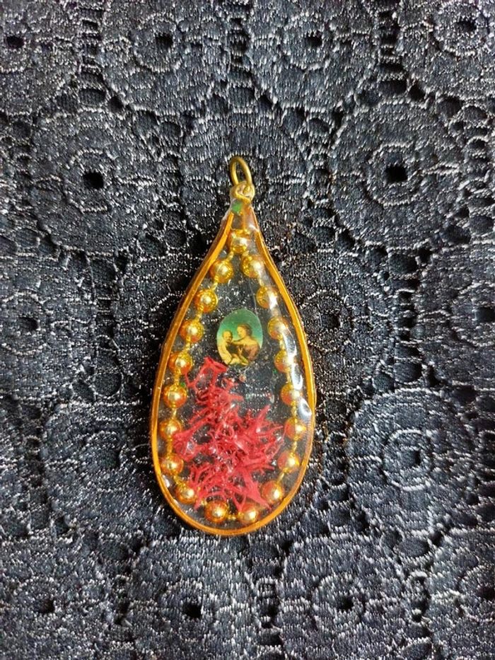 magnifique pendentif en résine avec une image religieuse - photo numéro 4
