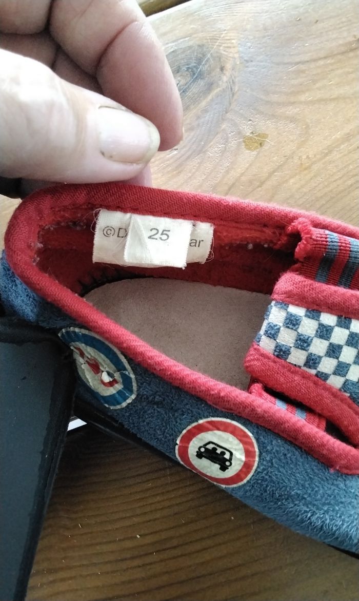 Chaussons  ,voiture  Cars ,Disney  Pixar  ,pointure  25 - photo numéro 4