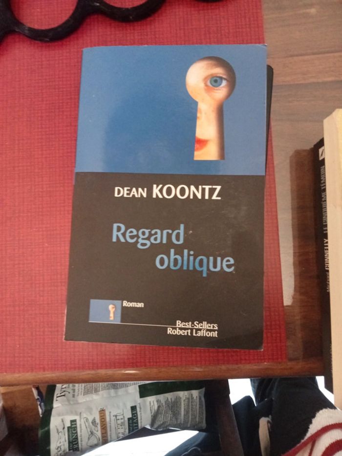 Livre Dean koons regard oblique