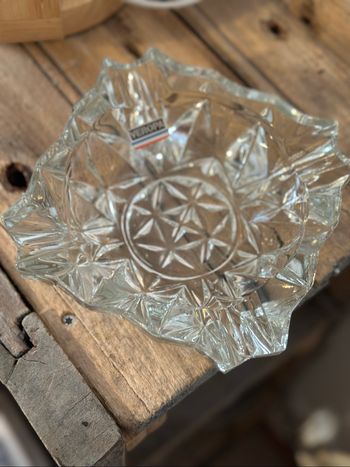 Cendrier en verre neuf
