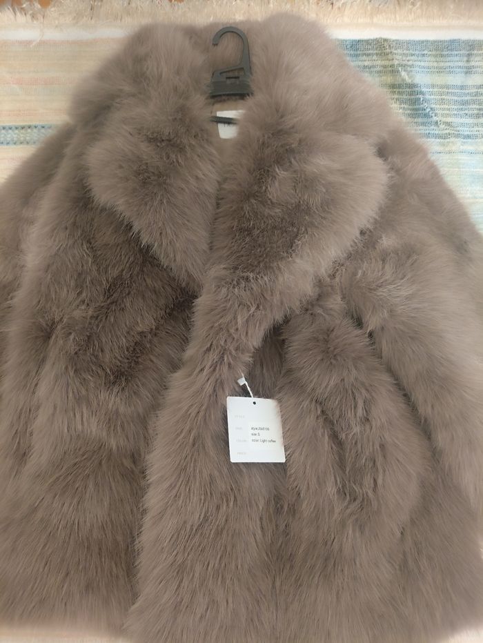 Joli manteau  fausse fourrure - photo numéro 6