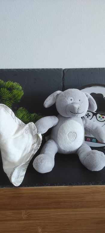 Doudou Obaibi Okaidi Ours Chien Gris Cocard Mouchoir Blanc Coeur Blanc Argenté